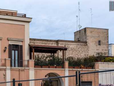 Alzando lo sguardo scorgiamo, in alto sulla destra, addirittura un piccolo torrino